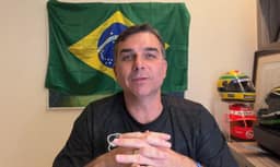 PT ampliará bombardeio a Flávio e “Dark Horse” após queda de sigilo