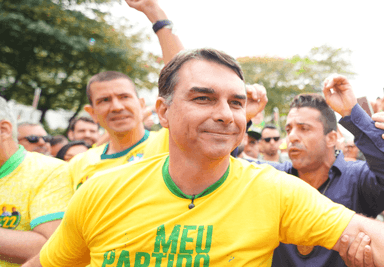 Flávio Bolsonaro leva campanha à Avenida Paulista após ato menor em Copacabana