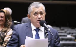 Afastamento do diretor da PF é “intromissão", diz José Guimarães