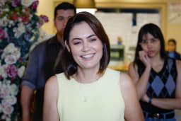 Michelle transmite "abraço hétero" de Bolsonaro a deputado
