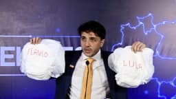 Com fraldas, Renan Santos chama Lula e Flávio de "criminosos"