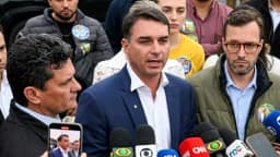 Flávio visita Filipe Martins na prisão e critica Moraes