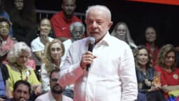 Flávio Bolsonaro “não sabe o que é o cheiro do trabalho”, diz Lula