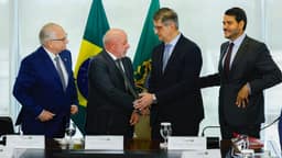 Com STF em crise, Lula sanciona lei ao lado de Fachin, Gonet e Andrei