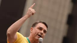Flávio defende acabar com "consórcio" Lula-Moraes e cita "3ª facada"