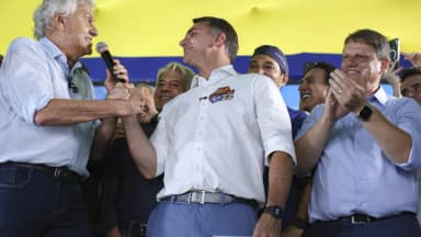 Flávio Bolsonaro promete reformar a Constituição com Congresso mais à direita