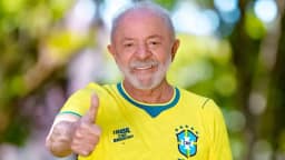 Lula adere à campanha de Janones e posta foto com camisa da seleção