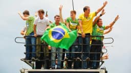 Flávio promete "Brasil de amor" e fala em governar para quem fez o "L"