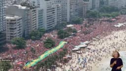 Ato de Lula em Copacabana tem bandeirão do Brasil