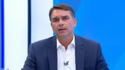Flávio nega mudar Constituição para permitir candidatura do pai em 2030