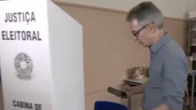 Romeu Zema leva celular à urna em Araxá e TRE-MG abre apuração sobre o caso
