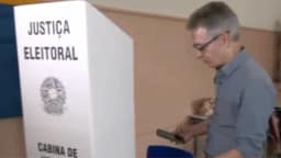 Após votar com celular, Zema diz que “ninguém” o alertou