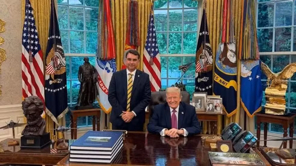 Trump diz que não vai se envolver após Flávio se autodeclarar presidente
