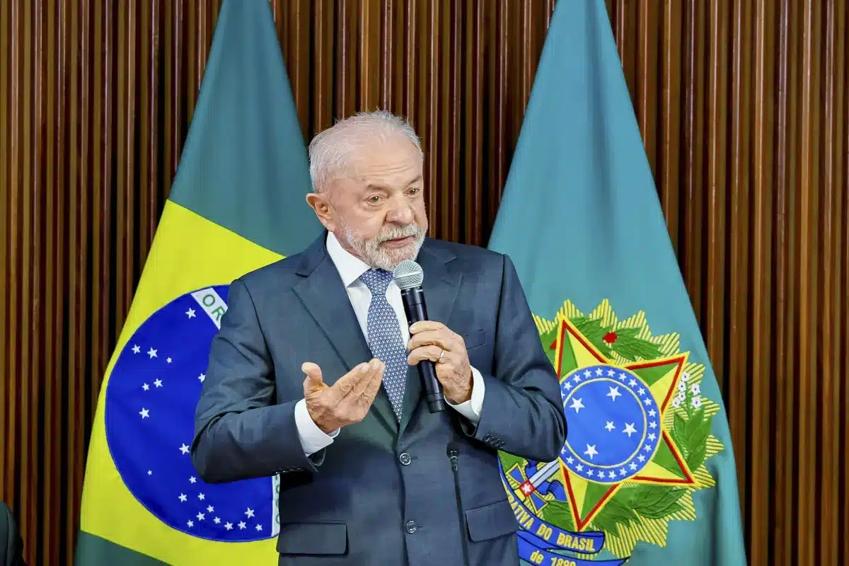 Lula diz em sabatina que dívida de 82% do PIB não preocupa e mantém os Correios