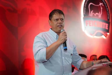 Tarcísio de Freitas corteja eleitor de Lula sem romper com Flávio Bolsonaro