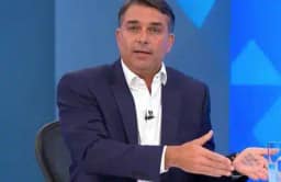 Flávio Bolsonaro usa anotações na mão durante entrevista; Veja detalhes