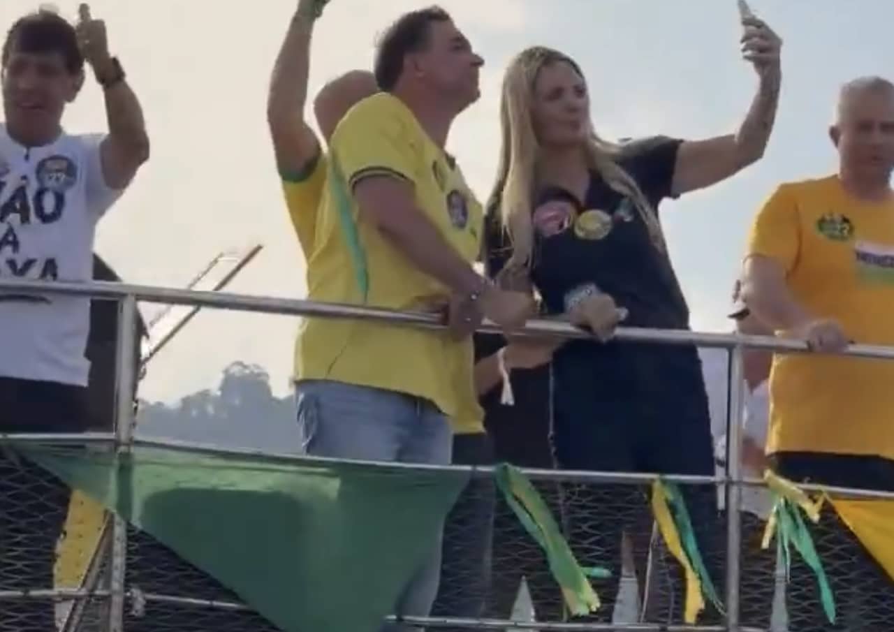 Flávio Bolsonaro leva campanha presidencial a Angra dos Reis com barqueata