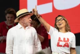 Evento de Lula em BH é marcado por protesto de petistas contra divisão do fundo eleitoral
