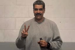 Maduro aparece em fotos na prisão nos EUA e afirma estar “firme” em mensagem aos apoiadores