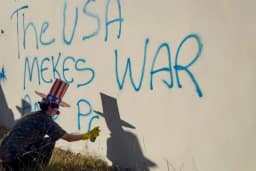 MST vandaliza Embaixada dos EUA em Brasília