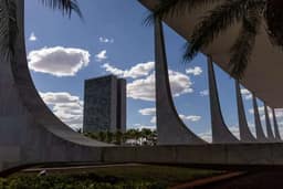 Comissão adia votação de MP sobre fim da “taxa das blusinhas”, veja nova data