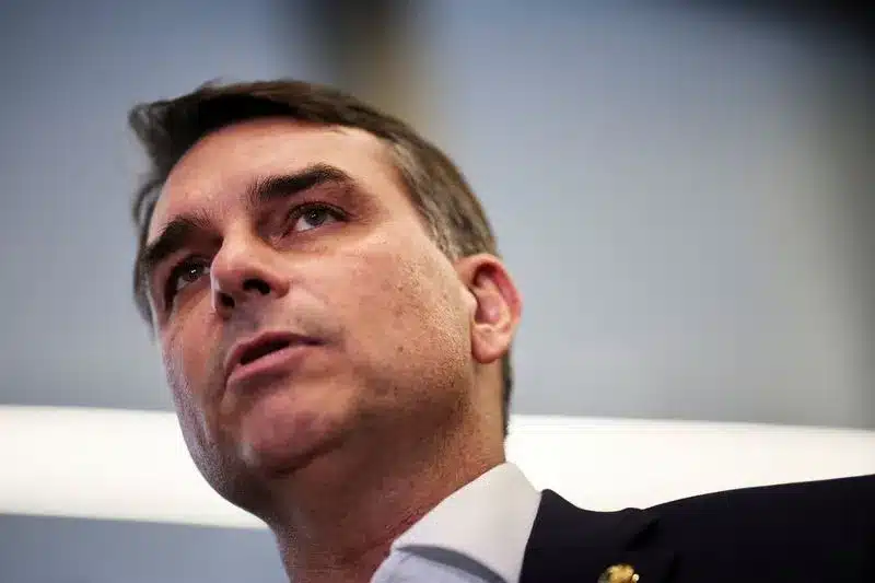 Sem provas, Flávio Bolsonaro atribui manobra a Moraes, Dino e Alcolumbre