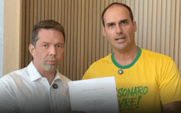 Com apoio de Eduardo Bolsonaro, advogado Zambelli protocola denúncia contra Moraes ao Tribunal em Haia