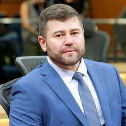 Deputado estadual morre aos 41 anos após carro bater em carreta na BR-050