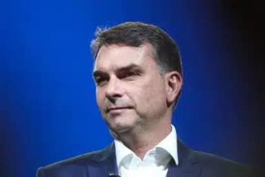 Flávio Bolsonaro diz ser herdeiro de Jair Bolsonaro, mas com estilo sem briga