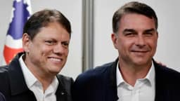 Tarcísio entra de vez na campanha de Flávio Bolsonaro e acende alerta no PT