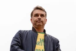 Flávio parte para o confronto e pede fim do sigilo no caso Dark Horse; VEJA VÍDEO