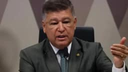 Senador do PSD declara apoio a Flávio Bolsonaro e contraria candidatura de Caiado
