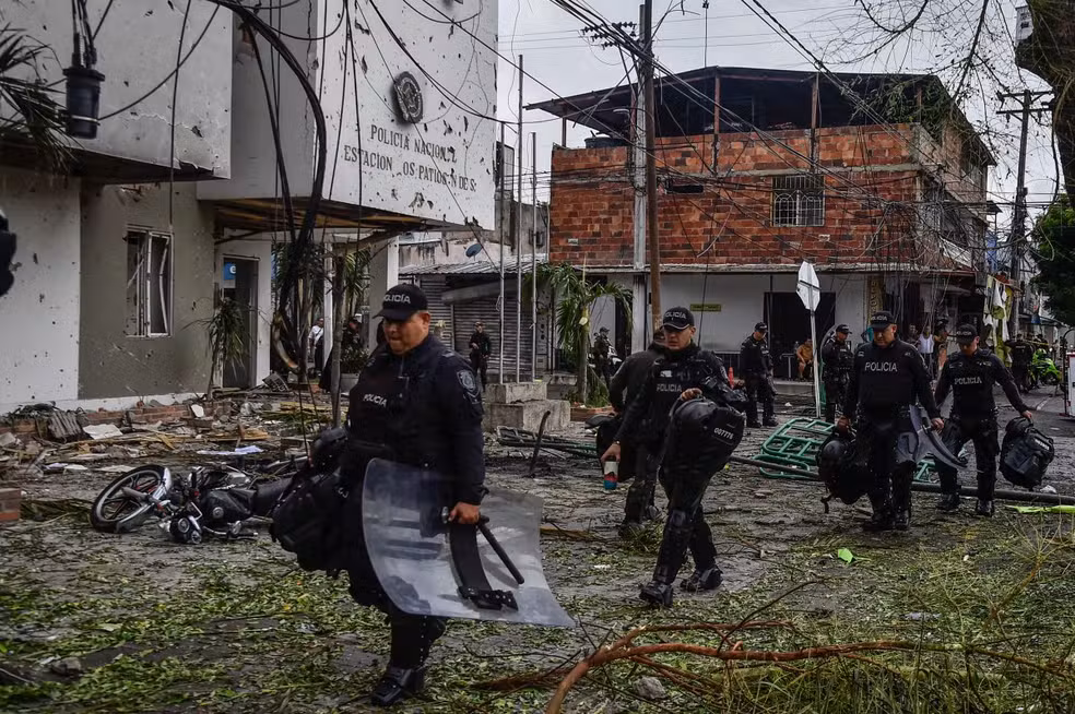Carro-bomba mata venezuelano e fere 15 em delegacia de Los Patios, na Colômbia