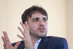 Renan Santos nega dívida após Justiça bloquear planos de previdência