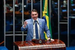 Senador Flávio Bolsonaro defende impeachment de Moraes