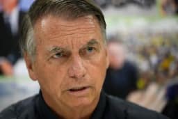 Breaking News: Jair Bolsonaro assina à mão autorização para abertura de seus sigilos