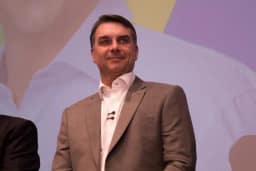 Plantão TBN: Flávio Bolsonaro chega para visitar o seu pai