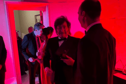 Eduardo Bolsonaro se encontra com Javier Milei em Washington durante evento de gala, VEJA VÍDEO