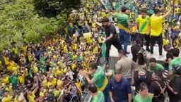 Ato com Flávio Bolsonaro mobiliza apoiadores nas ruas de Belo Horizonte; Veja vídeo
