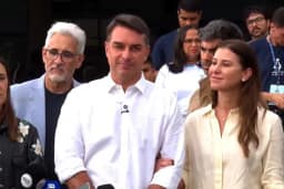 Flávio Bolsonaro afirma que visitará o pai nesta terça (13), após Moraes liberar retomada dos encontros