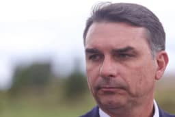 Flávio recua e se diz líder da direita