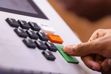 Abstenção de 21,08% no primeiro turno de 2026 deixa 33,4 milhões fora das urnas