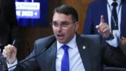 Campanha de Lula pede inelegibilidade de Flávio Bolsonaro
