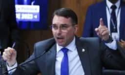 Após dizer que não deixaria o país, Flávio chega aos EUA com apoio do governo Trump