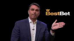Flávio Bolsonaro foi embora para os EUA; avião está em voo