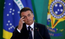 Após ordem do STF, Bolsonaro entrega arsenal à Polícia Federal