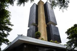 Mercado interrompe cortes na projeção da inflação e mantém IPCA em 5,02%