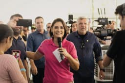 Michelle convoca ‘Exército Rosa’ para ajudar campanha de Flávio Bolsonaro