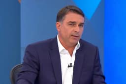 “Não farei economia com salário mínimo, nem com aposentados”, diz Flávio Bolsonaro