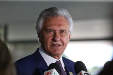 Ronaldo Caiado cobra presença de Lula e Flávio Bolsonaro em debate presidencial